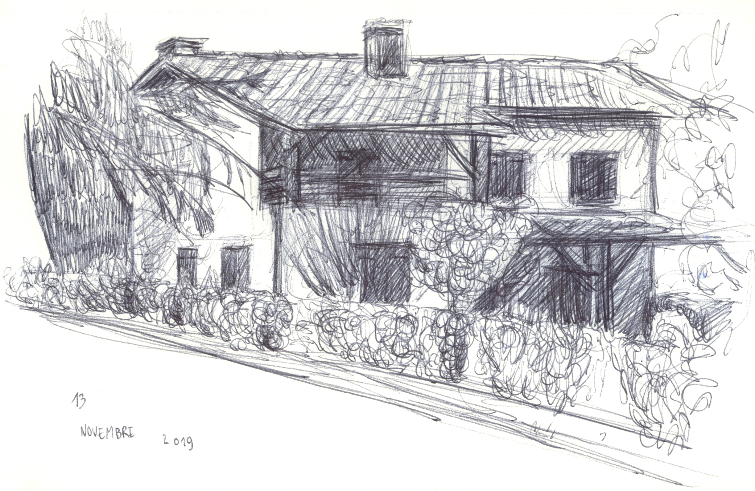 Une maison avec de la verdure